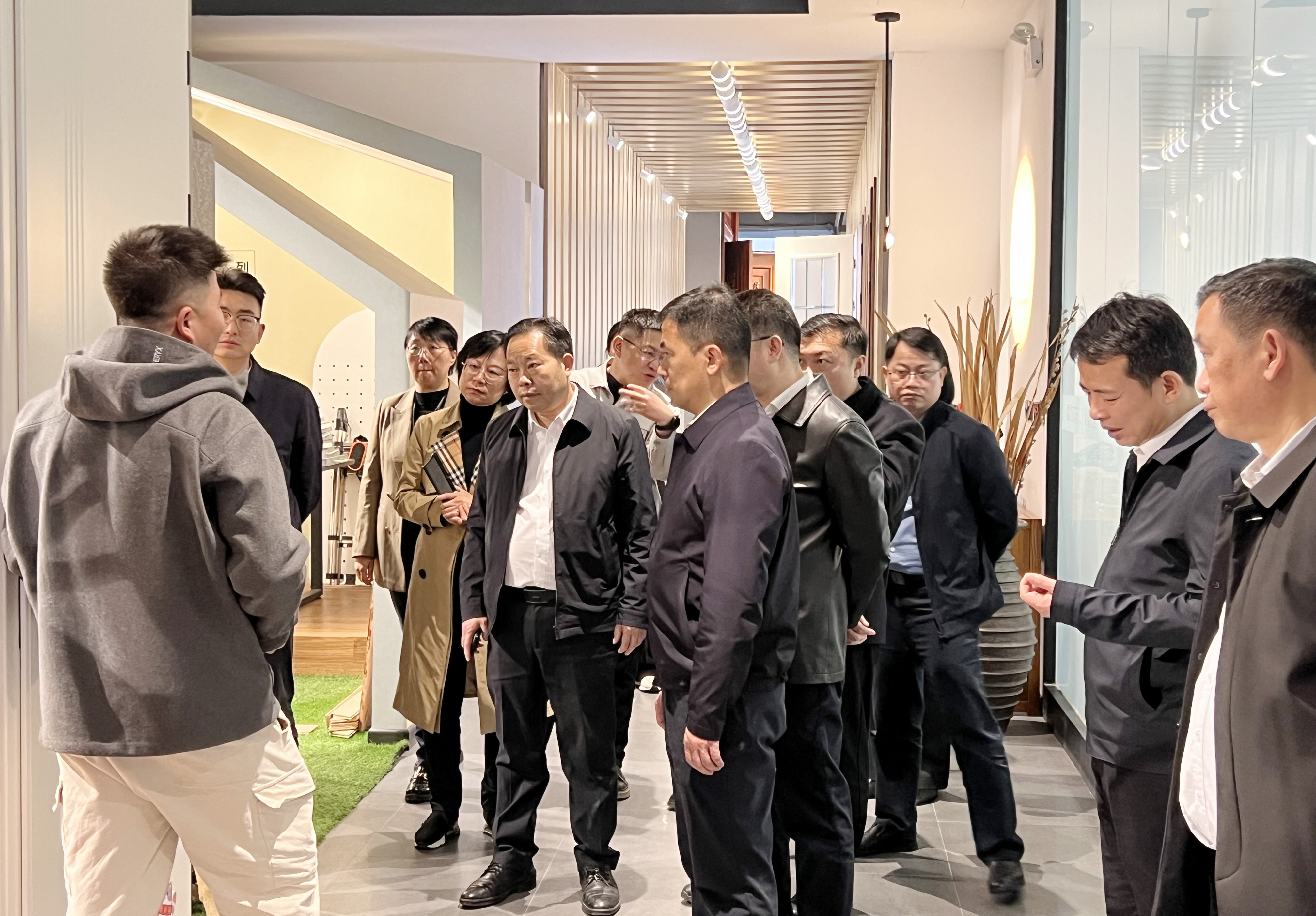政企協(xié)同謀發(fā)展 共繪家居產(chǎn)業(yè)新藍(lán)圖——柳州市人民政府一行蒞臨霍爾茨考察交流